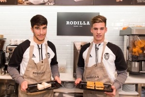 Santi Mina y Carlos Soler padrinos del nuevo local de Rodilla en Valencia.JPG